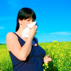 picture of a woman with seasonal allergies and asthma to pollen and pet dander who is looking for natural treatment with a naturopath