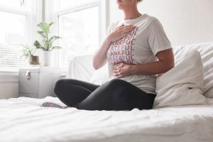 picture of a woman holding her chest because of asthma, emphysema or bronchitis who needs natural treatment from a naturopath